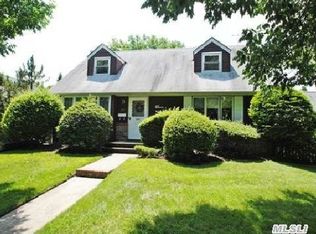 11 Herbert Dr, New Hyde Park, NY 11040