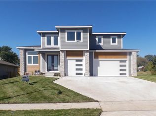 8267 Bailey Dr, West Des Moines, IA 50266