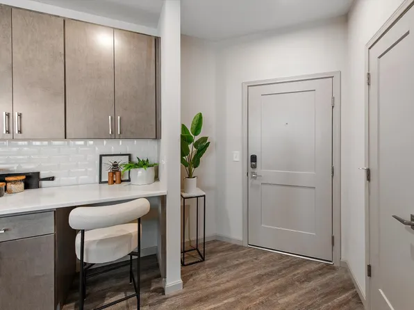 19Nineteen Promenade