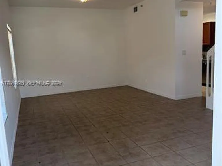 906 SW 143rd Ave #Townhouse 2005 — Photo 4