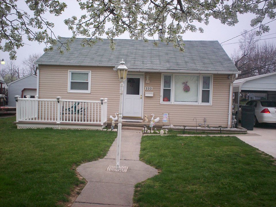 Pic of front of house and small deck on left