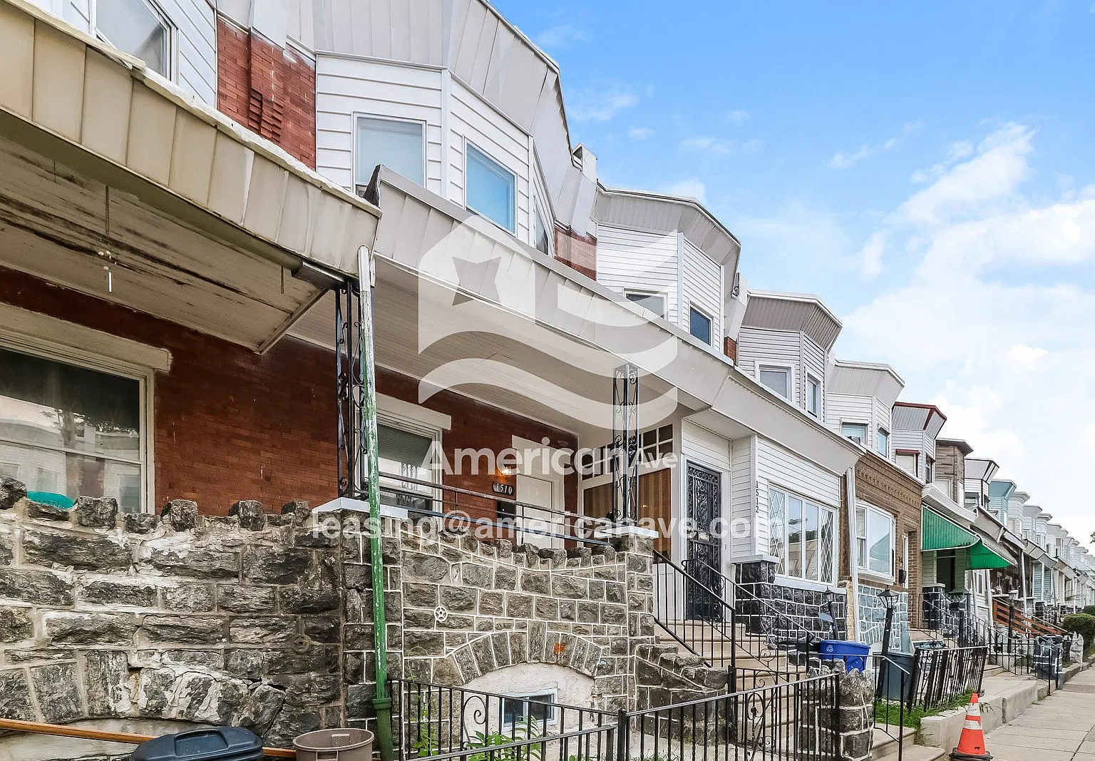 3 bed, 1.0 bath, 1299 sqft, $2,073 — Photo 2