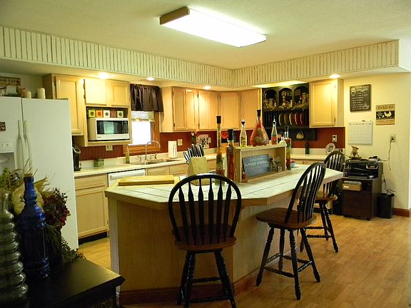 Large Kitchen W/Island
