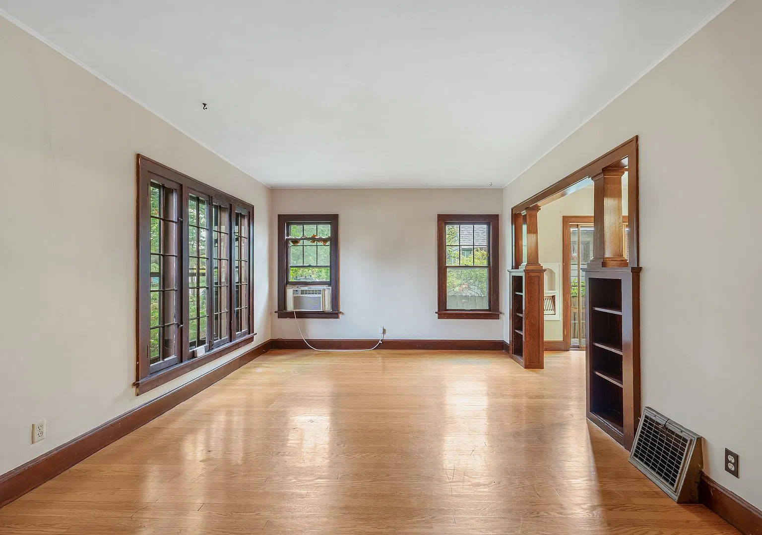 637 Lakeside St — Photo 2