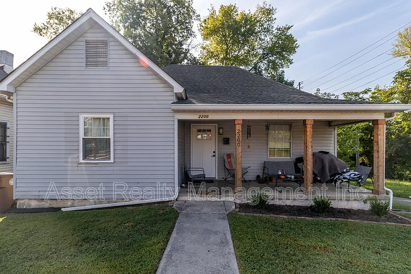 3 bed, 1.0 bath, 1022 sqft, $1,650 — Photo 3