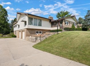 15640 Brookhill Dr, Brookfield, WI 53005