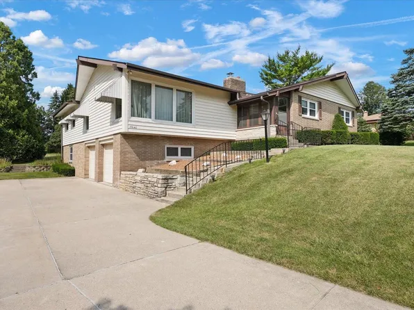 15640 Brookhill DRIVE, Brookfield, WI 53005