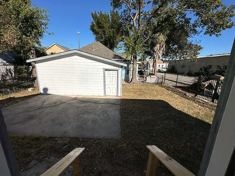 1912 Gentry St — Photo 27