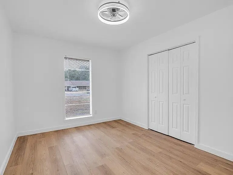 290 E Smith St — Photo 23