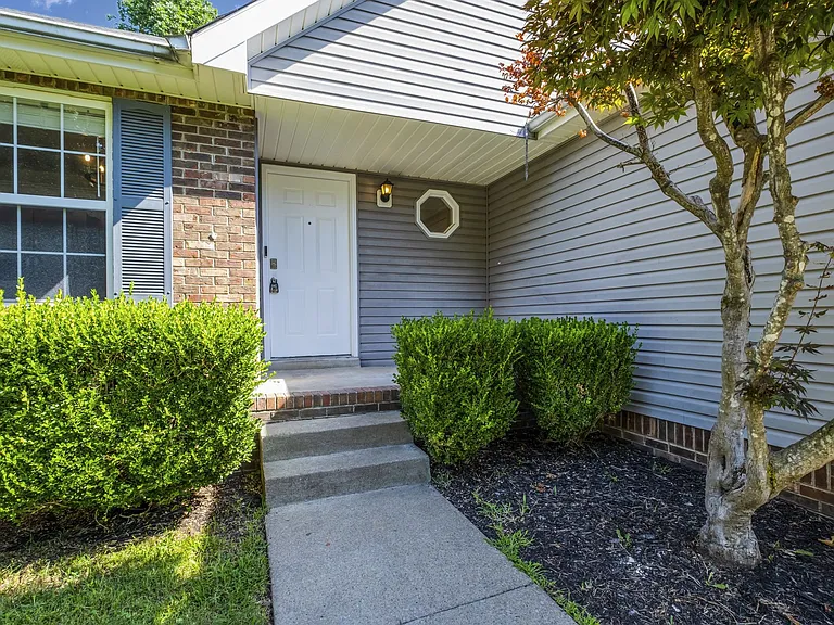 427 Sierra Ct — Photo 3