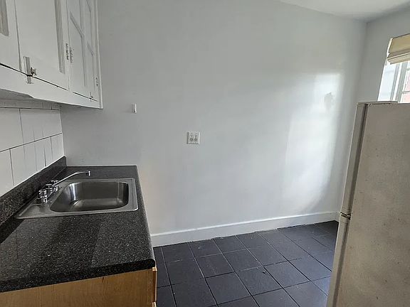 5th image of 33 Bank St APT 27
