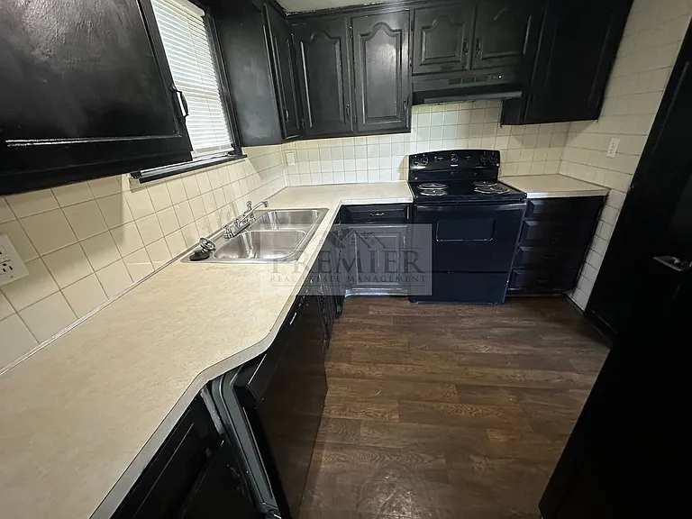 10005 E 53rd St — Photo 10