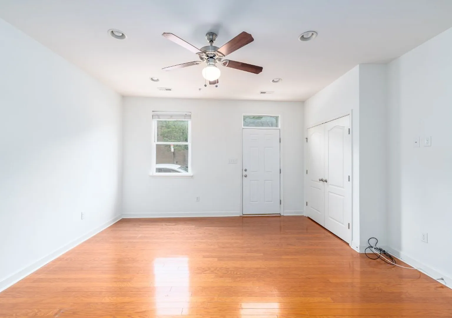 Four Large Bedrooms, 2.5 Bathroom Townhouse in South Baltimore — Photo 4
