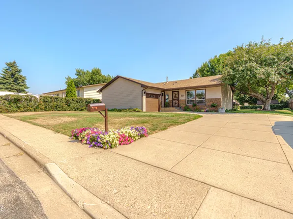 806 Johns Dr NE, Mandan, ND 58554