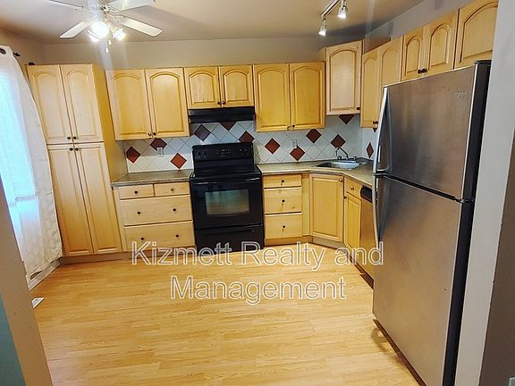 3rd image of 158 Roseland Vlg NW