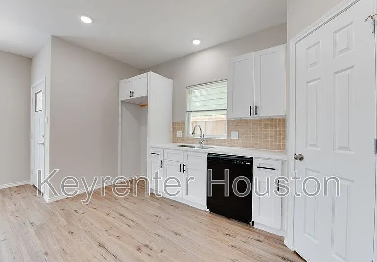 8202 Homewood Ln #E — Photo 15