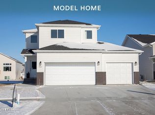 918 David Dr, Grand Forks, ND 58201