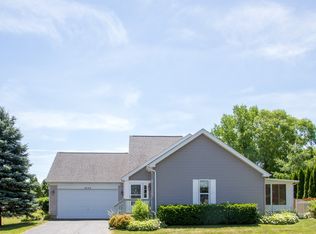 2225 Applewood Ln, Woodstock, IL 60098