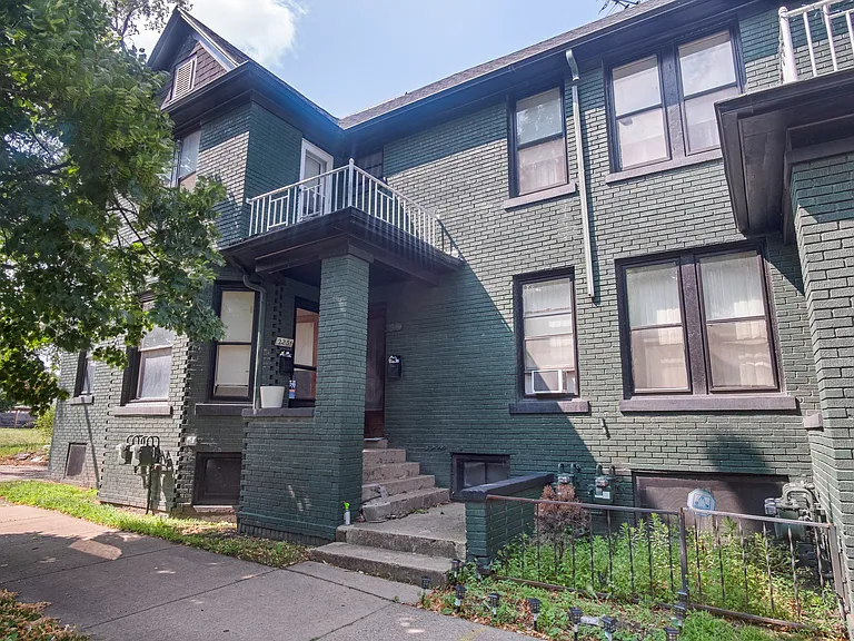 2233 Campbell St — Photo 1