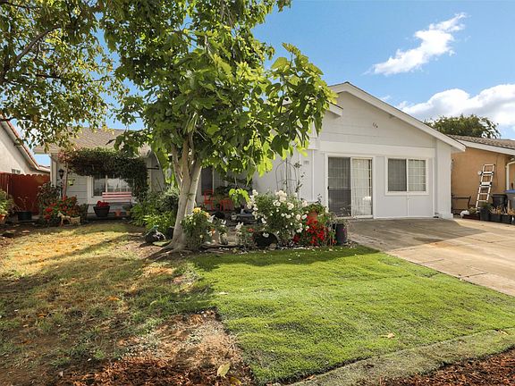 3rd image of 2872 Plumas Dr