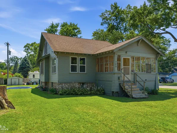 729 Smith St, Algonac, MI 48001