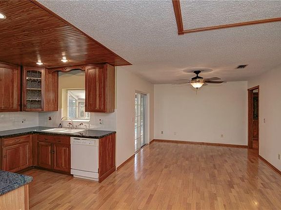 5th image of 221 Lind Ave