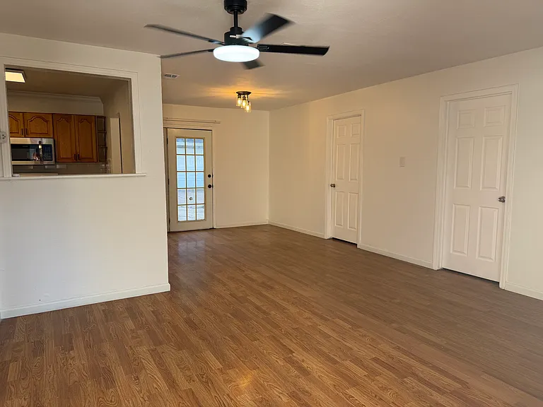 914 Hensley St — Photo 2