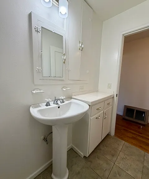 2040 Wellesley St #2040 — Photo 24