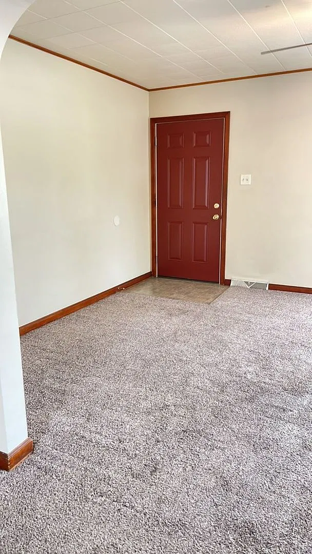 2 Bedroom, 1 Bathroom House with Attached Single Garage — Photo 2