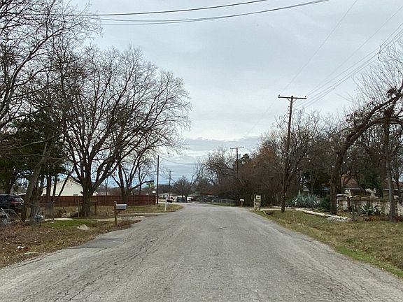 4th image of 439 Old London Ln