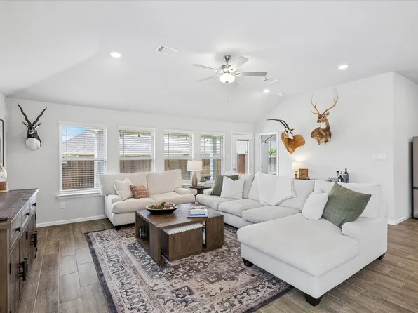 8924 Flying Eagle Ln, Fort Worth, TX 76131