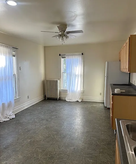 Kitchen w/ large eat-in