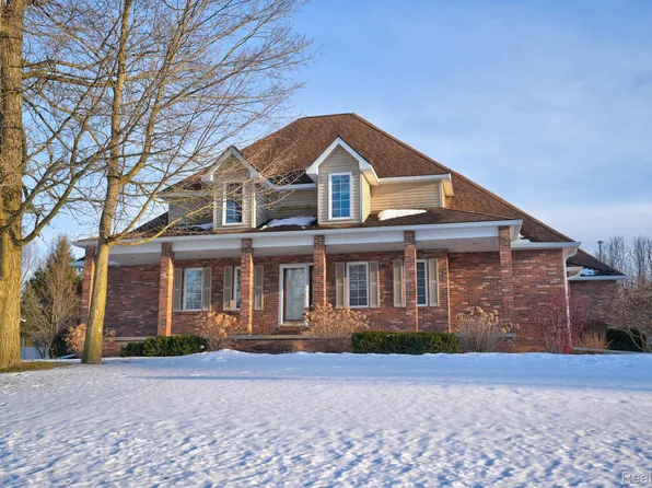 8201 Fountain View Ct, Flushing, MI 48433