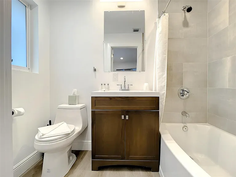 2100 NE 45th St #1 — Photo 17