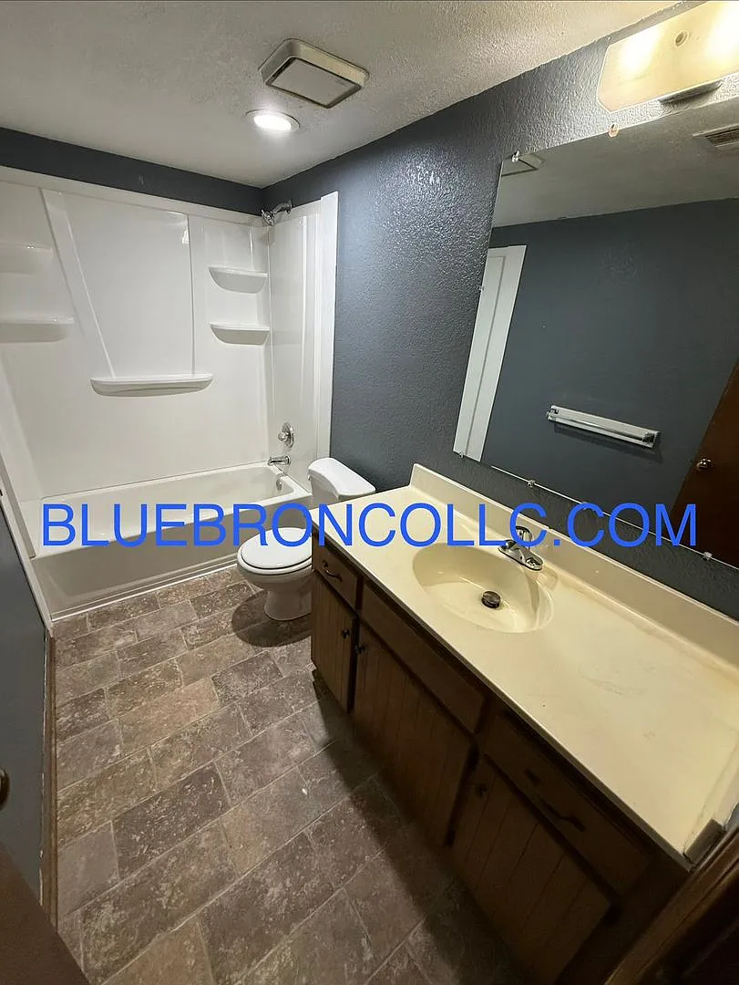 Spacious 1 bedroom second floor apartment for great price — Photo 3