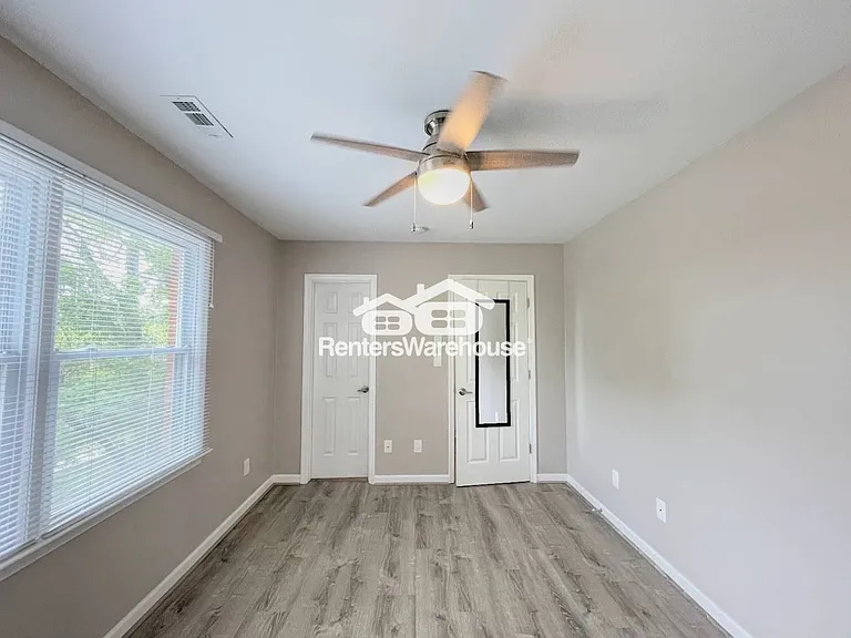 527 W 20th St #402 — Photo 13