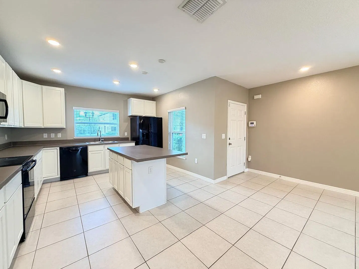 3 bed, 2.5 bath, 1980 sqft, $1,850 — Photo 4