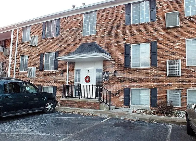 311 W Highland Rd #T16 — Photo 2