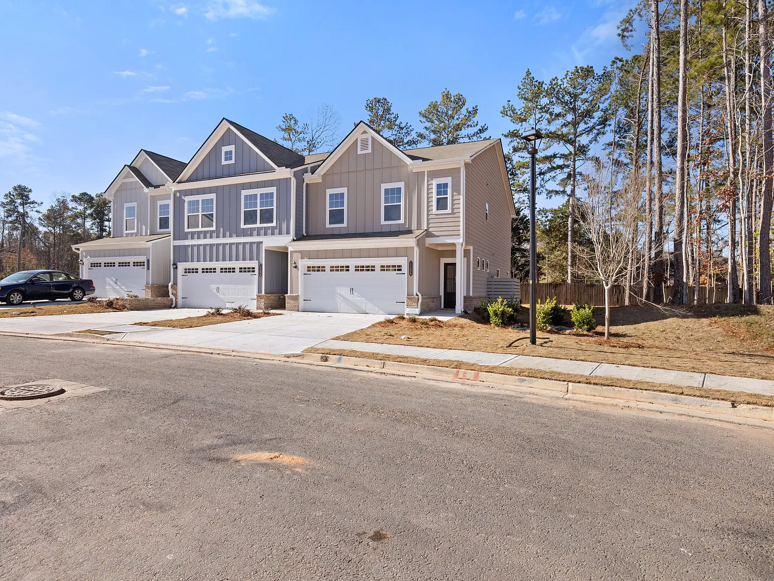 1156 Chastain Dr — Photo 2