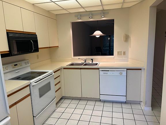 5th image of 6820 SE Constitution Boulevard #103