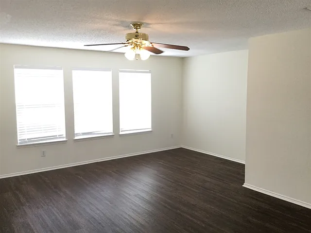 1004 Ashland Ct — Photo 4