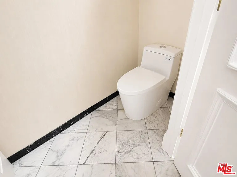 342 N Palm Dr #201 — Photo 11