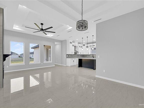 3rd image of 905 Magnolia St