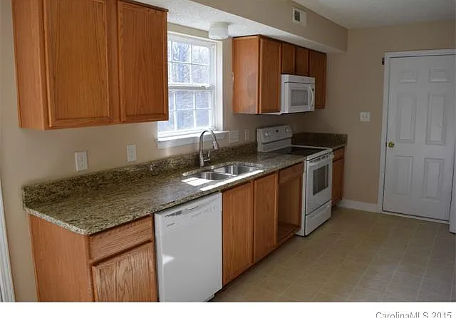 1405 Clooney Ln — Photo 3