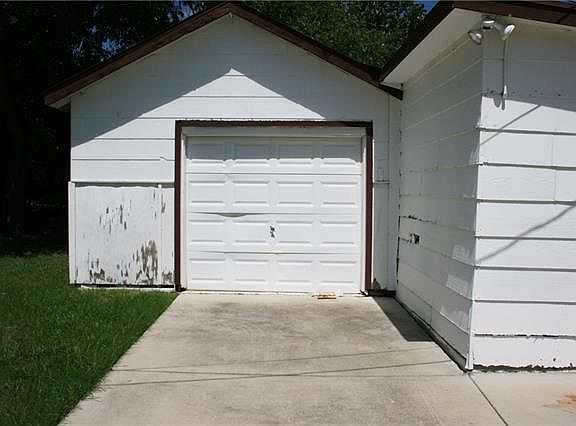 3rd image of 1016 Meadow Park Dr