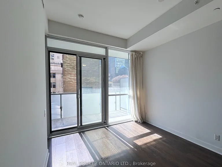 15 Grenville St #401 — Photo 6