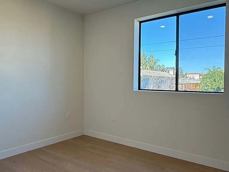14535 Weddington St #D — Photo 10
