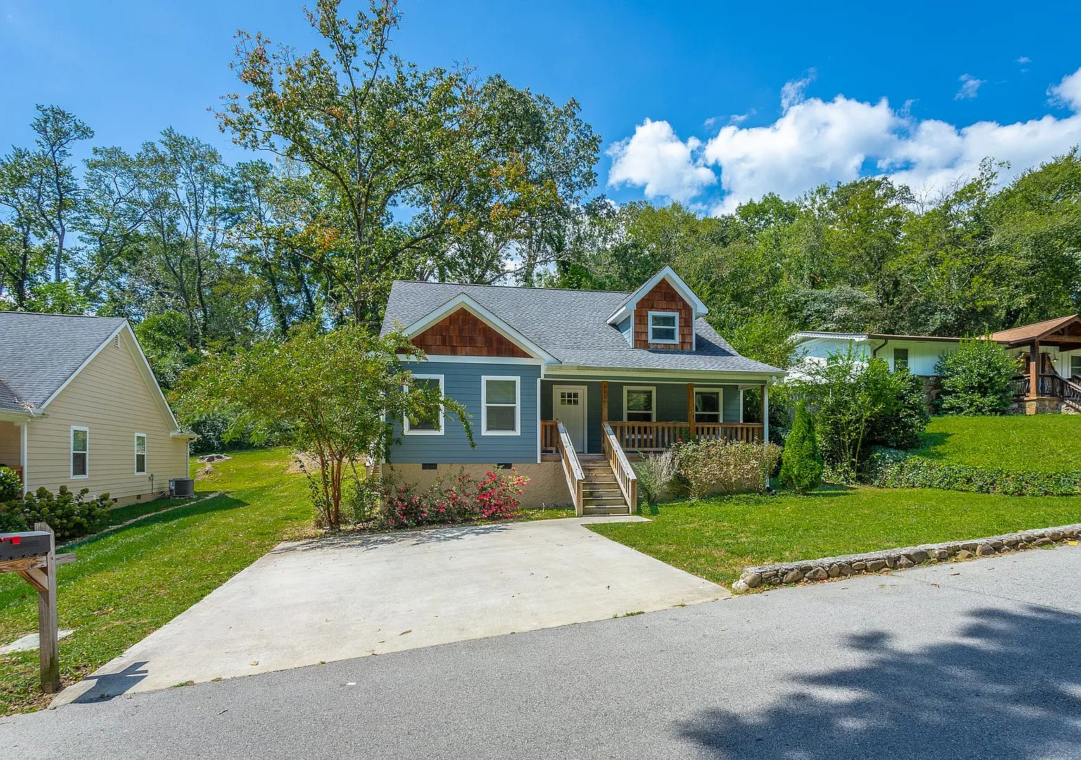 3 Bedroom Home Near Northshore and Red Bank | Back Deck & Spacious Yard — Photo 1