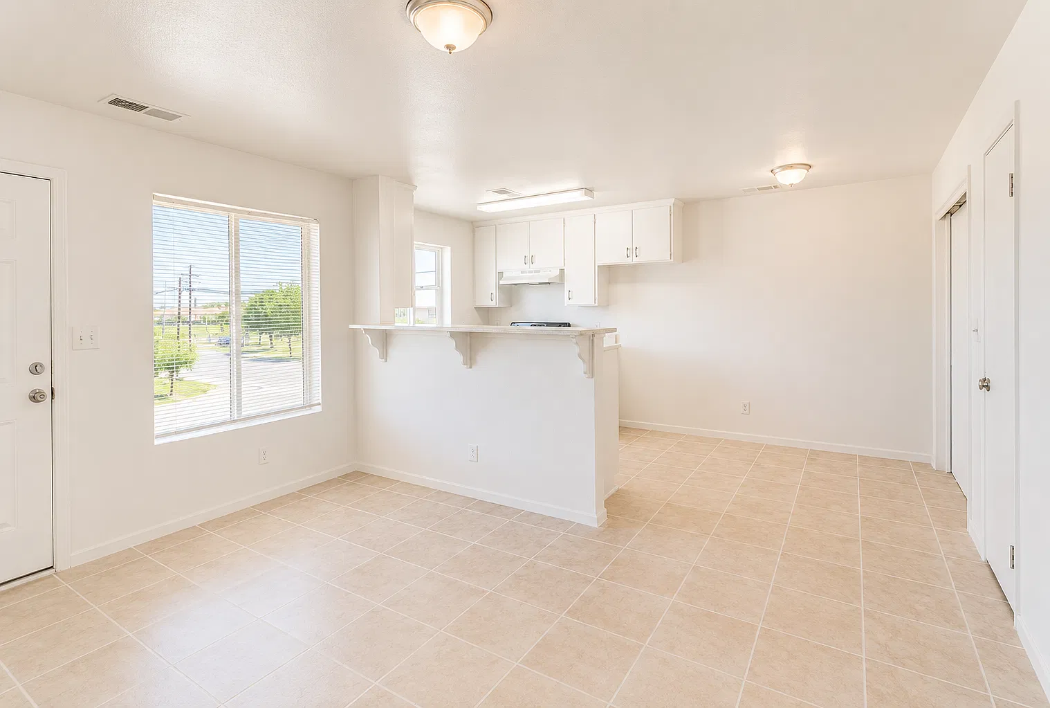 3 bed, 1000 sqft, $1,799 — Photo 2