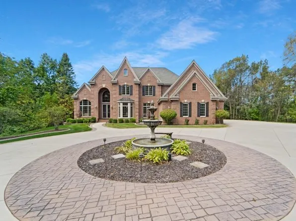 5828 Shannon Rd, Hartford, WI 53027